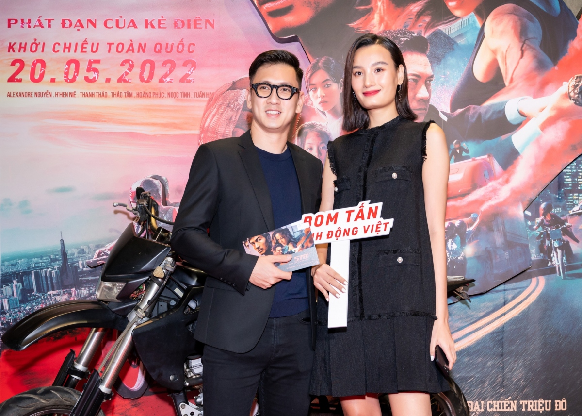 Siêu mẫu Lê Thuý cùng chồng tham dự ra mắt phim.