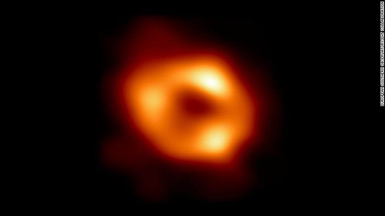 Lần đầu tiên quan sát được hình ảnh hố đen siêu nặng ở trung tâm ...