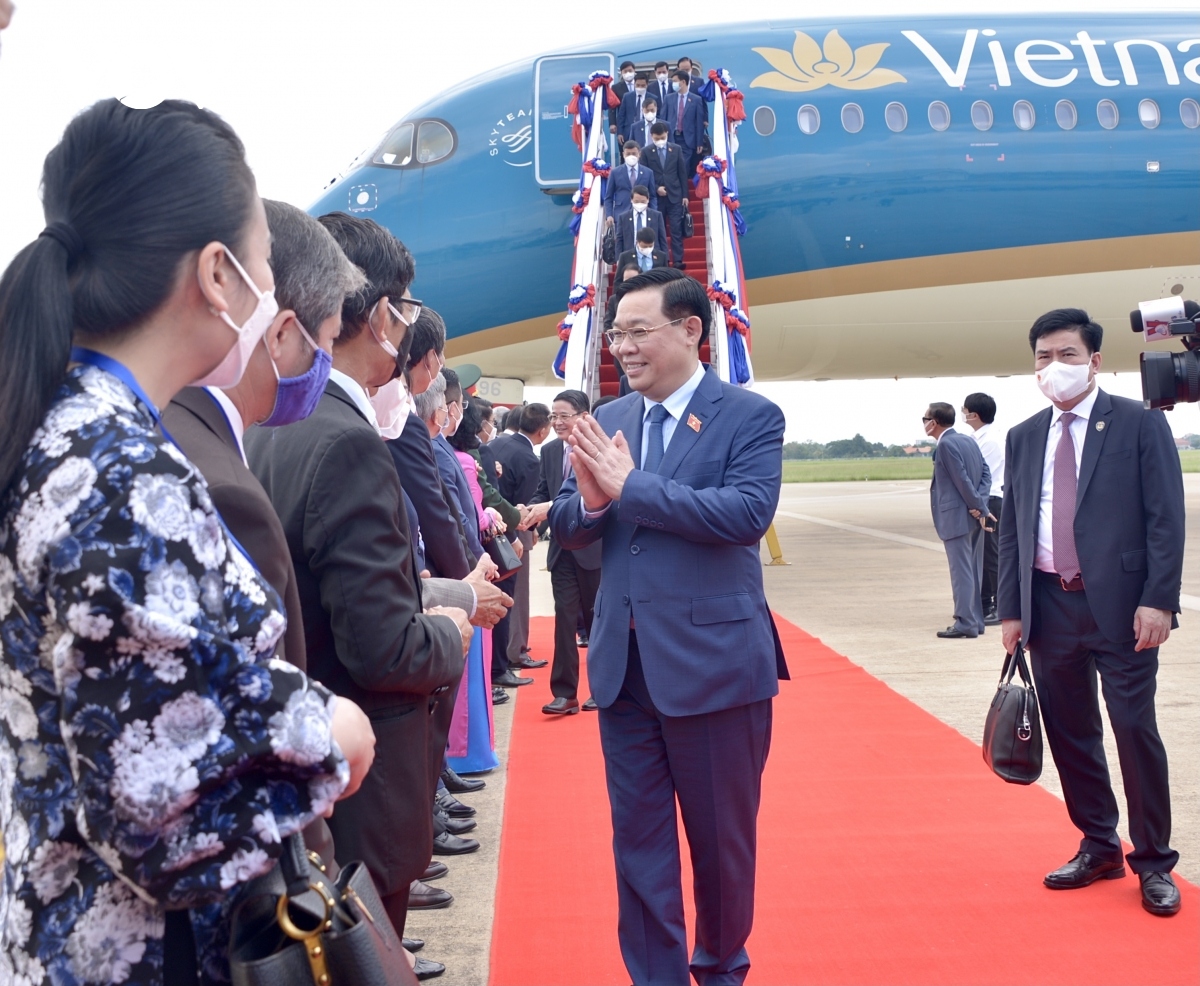 na chairman vuong dinh hue begins laos visit picture 1