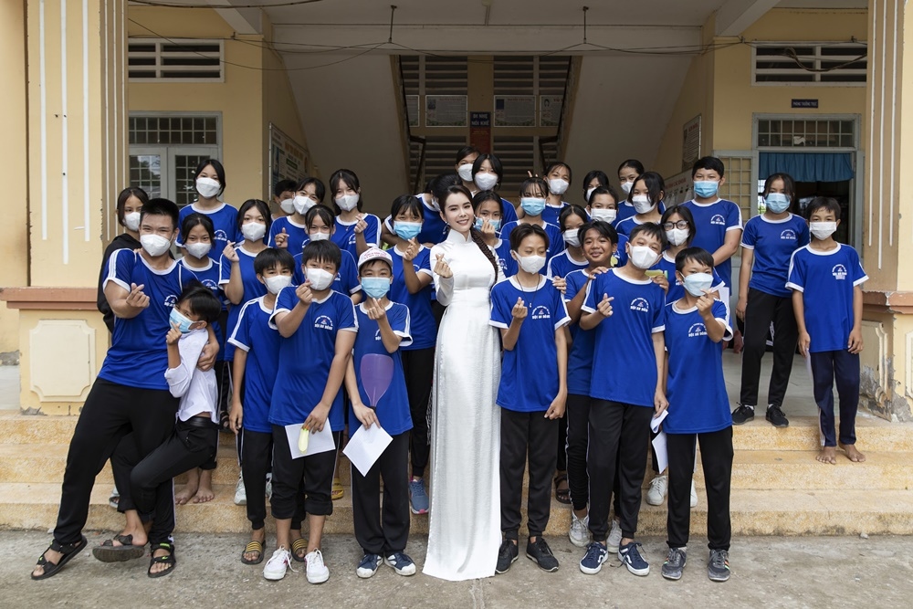 hoa hậu du lịch thế giới 2018 huỳnh vy trao học bổng cho các trẻ em khó khăn hình ảnh 2 hoa hau du lich the gioi 2018 huynh vy trao hoc bong cho cac tre em kho khan hinh anh 2