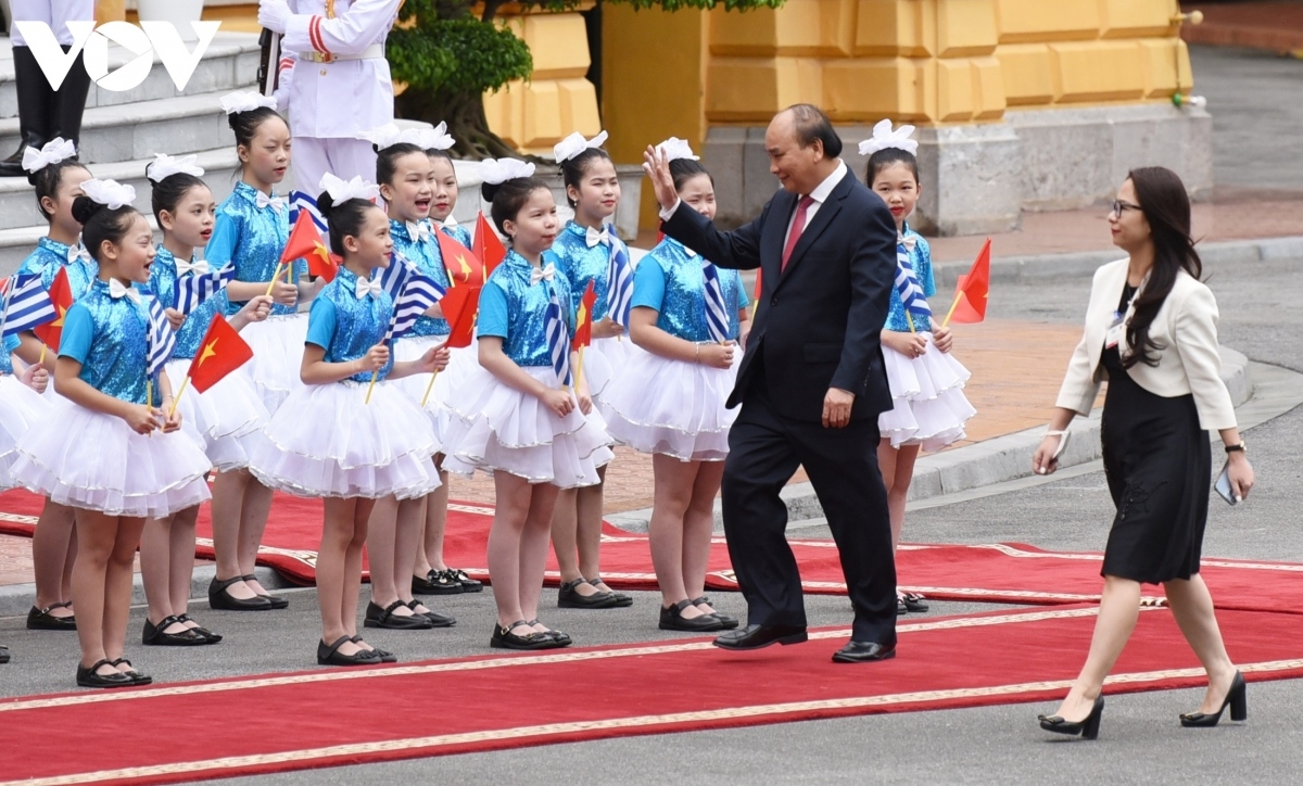 greek president receives warm welcome in vietnam picture 1