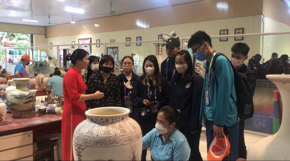 Đoàn khách quốc tế tìm hiểu quy trình làm gốm Chu Đậu