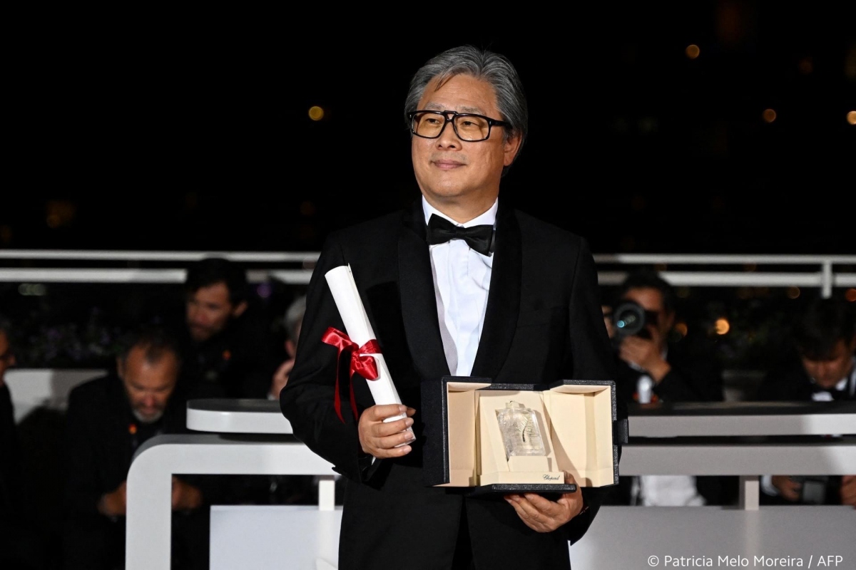 Đạo diễn Park Chan Wook giành giải thưởng "Đạo diễn xuất sắc nhất" tại Cannes.