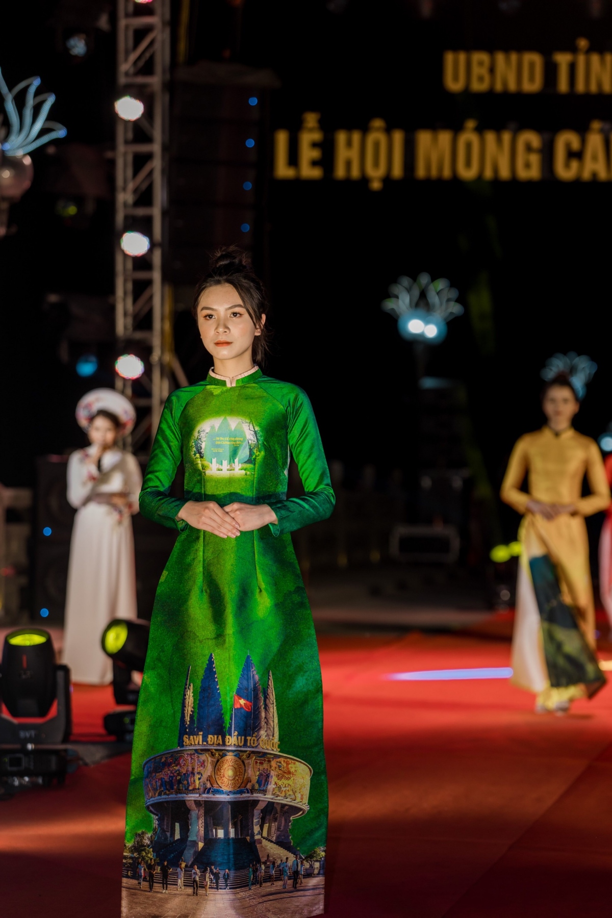 Ao dai viet nam long lay trong le hoi mong cai chao he 2022 hinh anh 1