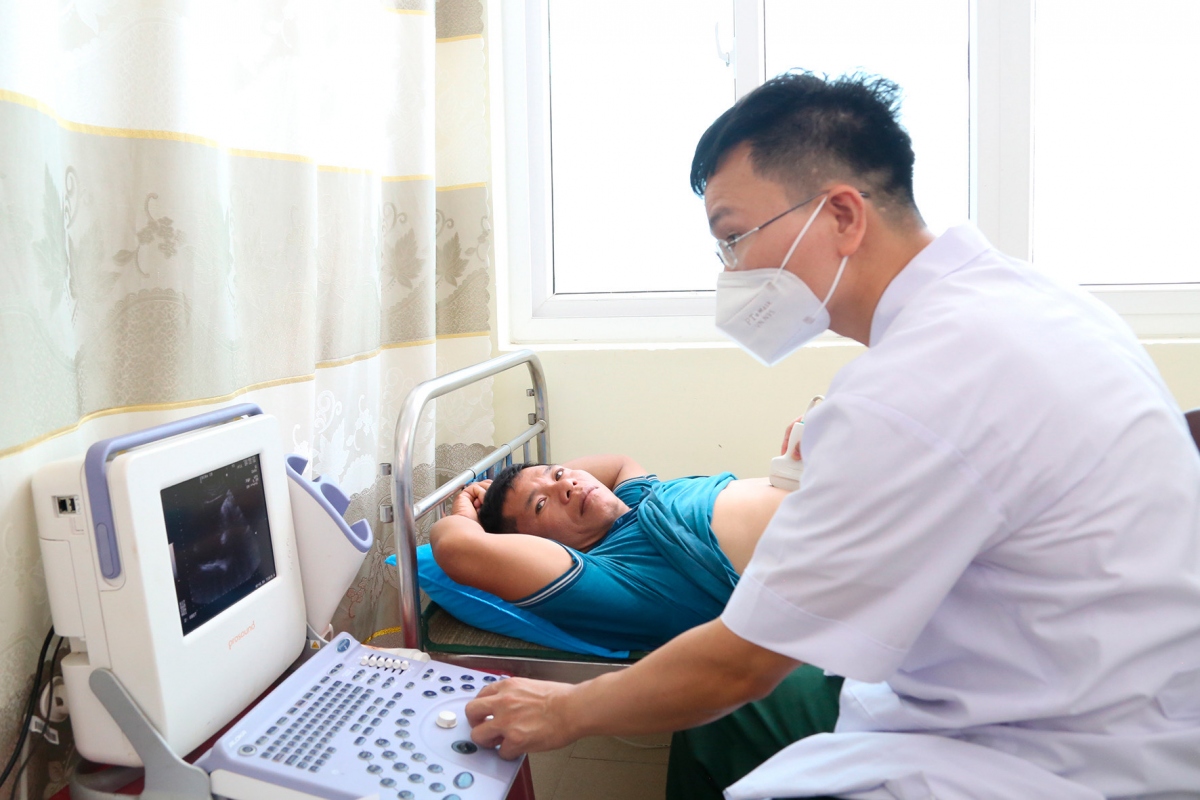 Vùng 4 Hải quân khám sức khỏe cho gần 100 ngư dân tỉnh Ninh Thuận
