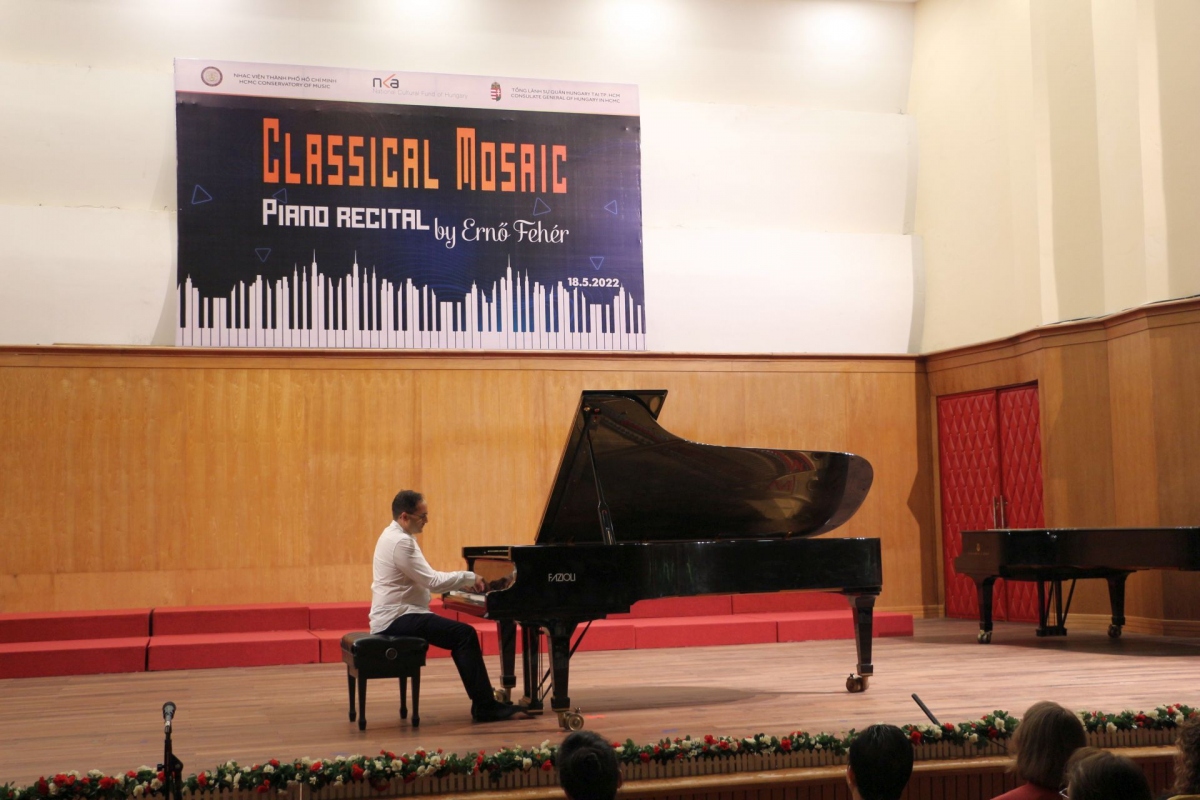 world-renowned hungarian pianist performs in hcm city picture 1