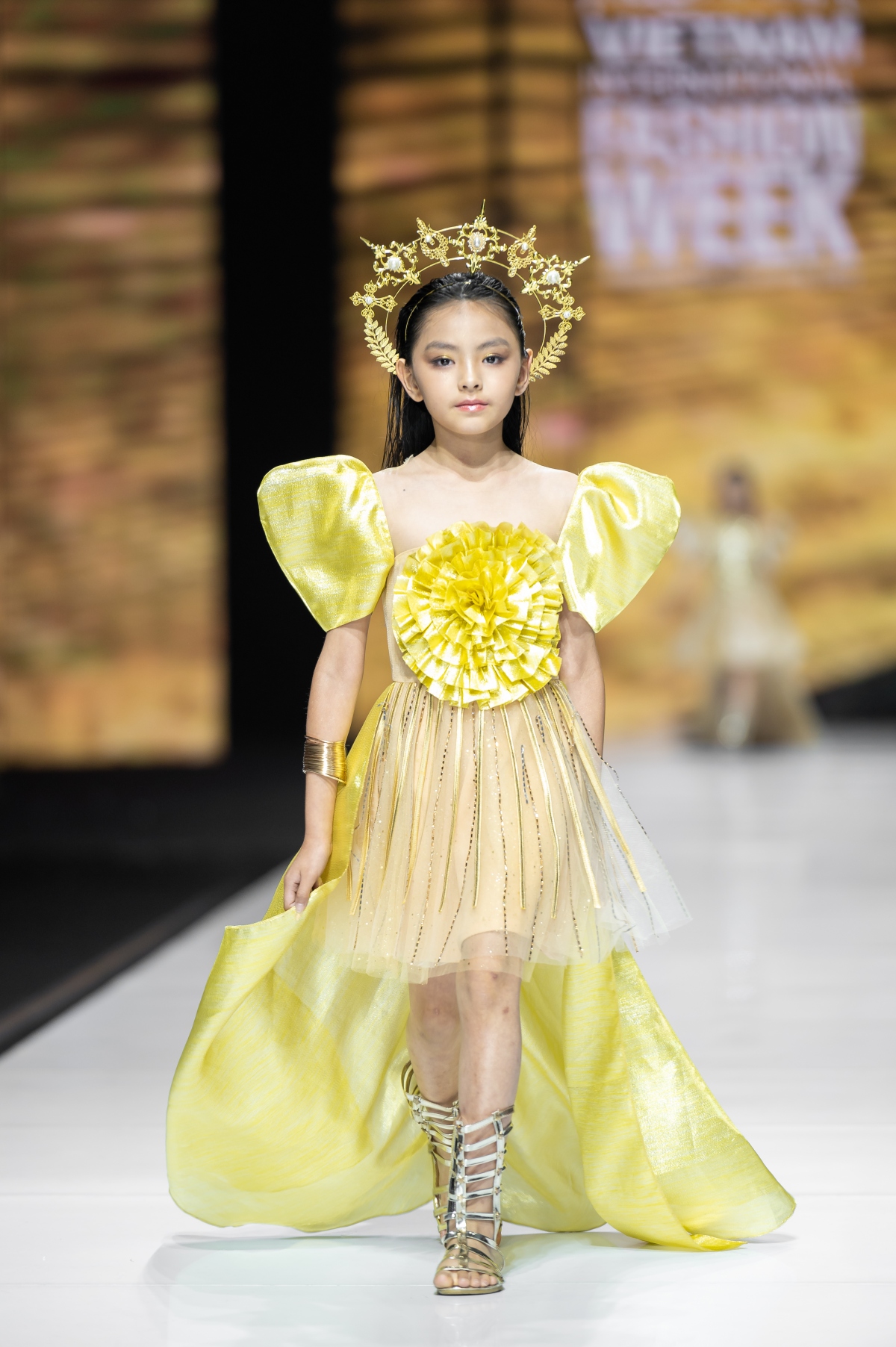 Phương Khánh diện váy Nữ thần mặt trời khi đăng quang Miss Earth