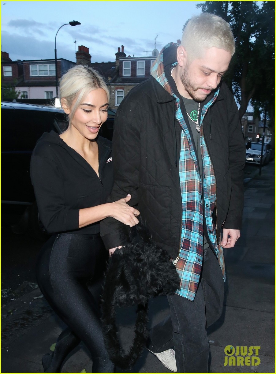 kim kardashian gây sốc khi tái xuất với vẻ ngoài gầy gò bên bạn trai hình ảnh 2 kim kardashian gay soc khi tai xuat voi ve ngoai gay go ben ban trai hinh anh 2