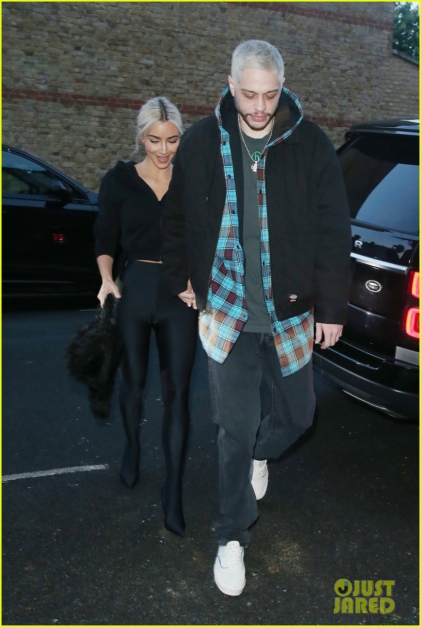 kim kardashian gây sốc khi tái xuất với vẻ ngoài gầy gò bên bạn trai hình ảnh 3 kim kardashian gay soc khi tai xuat voi ve ngoai gay go ben ban trai hinh anh 3