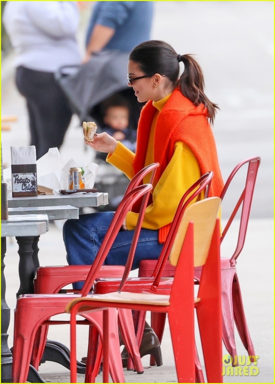 kendall jenner dien trang phuc the thao khoe duong cong nong bong tren pho hinh anh 7
