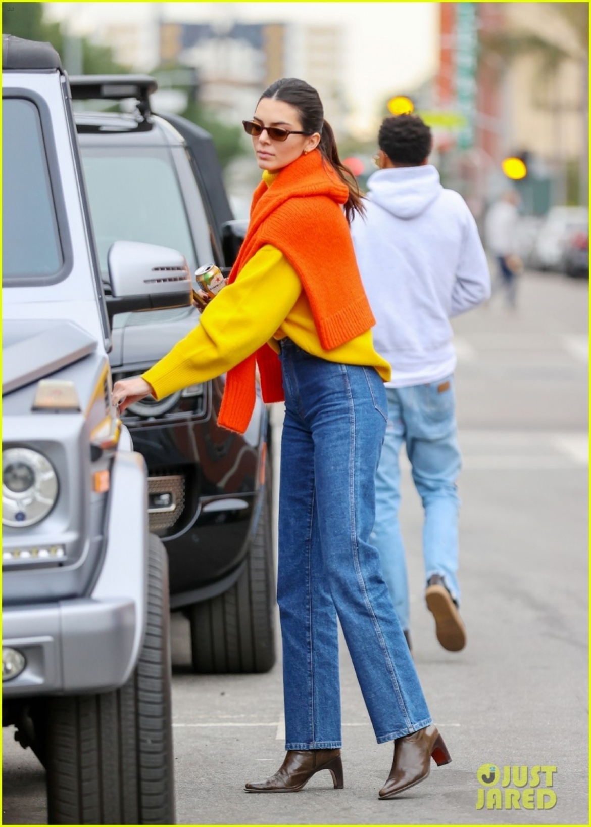 kendall jenner dien trang phuc the thao khoe duong cong nong bong tren pho hinh anh 8