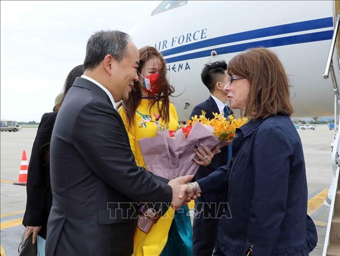Chủ nhiệm Văn phòng Chủ tịch nước Lê Khánh Hải đón Tổng thống Cộng hòa Hy Lạp Katerina Sakellaropoulou tại Sân bay quốc tế Nội Bài. Ảnh: TTXVN
