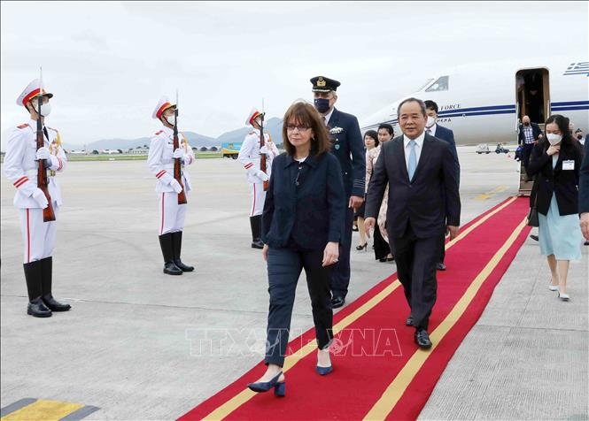 Tổng thống Cộng hòa Hy Lạp Katerina Sakellaropoulou tại Sân bay quốc tế Nội Bài (Hà Nội). Ảnh:TTXVN