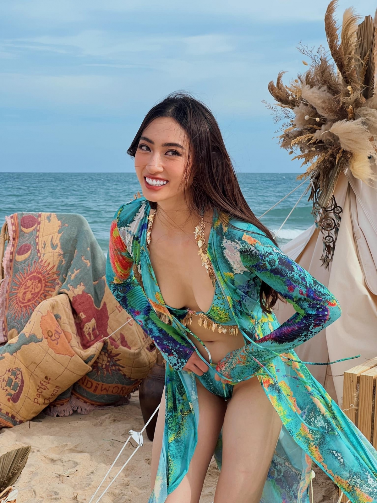 Hoa hậu Lương Thùy Linh diện bikini họa tiết khoe body hoàn hảo ...