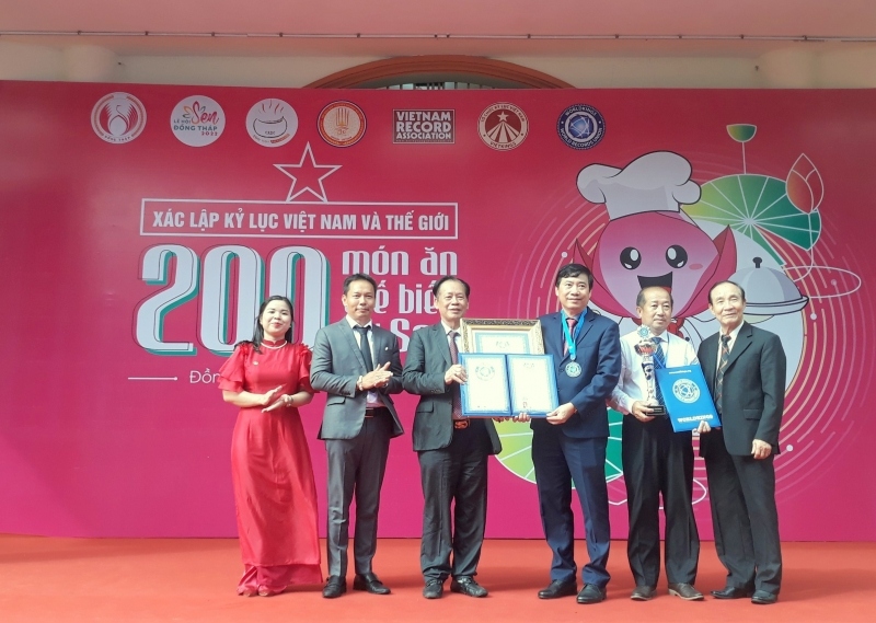 Xác lập kỷ lục Việt Nam và thế giới 200 món ăn từ sen tại Đồng Tháp