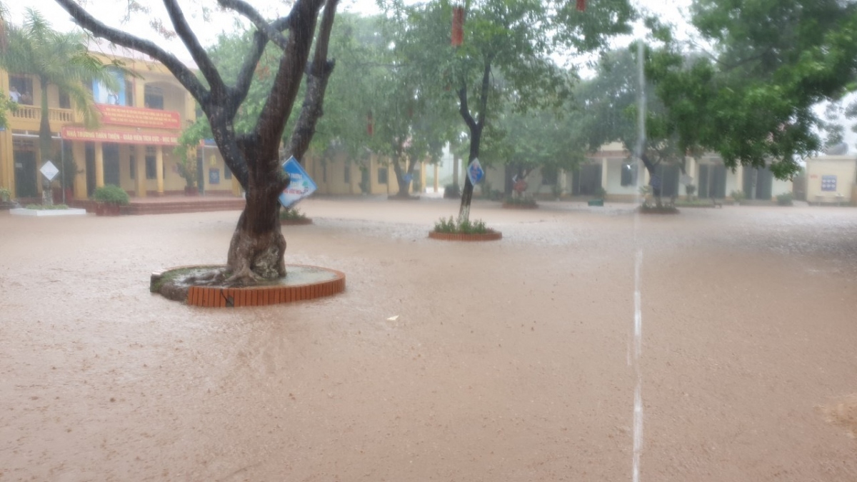 Nhiều trường học bị ngập úng do mưa lớn kết hợp với nguồn lũ lớn từ Lạng Sơn đổ về.