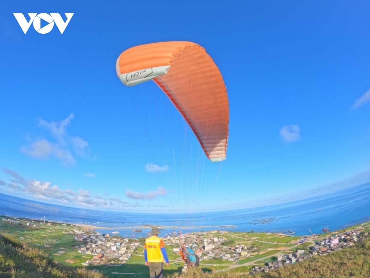 paragliders fly over ly son island picture 2