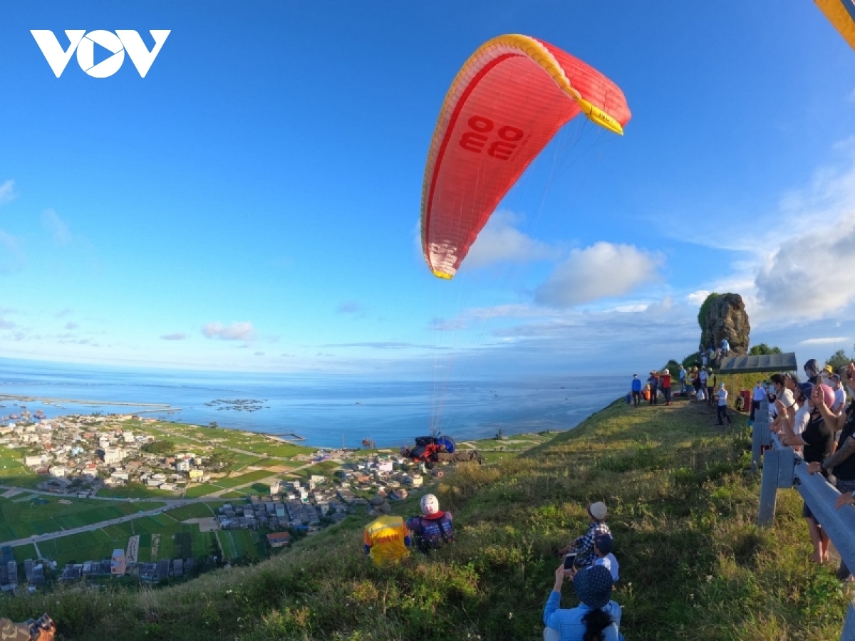 paragliders fly over ly son island picture 5