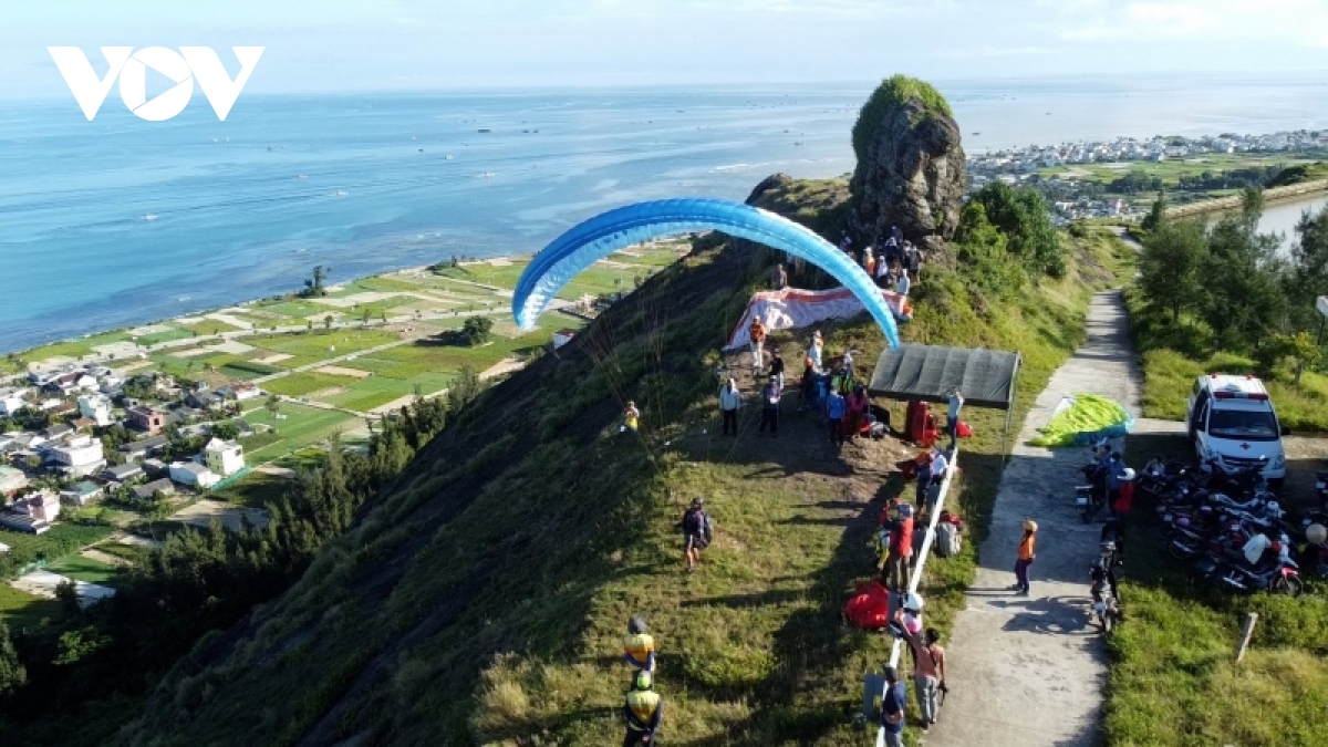paragliders fly over ly son island picture 6