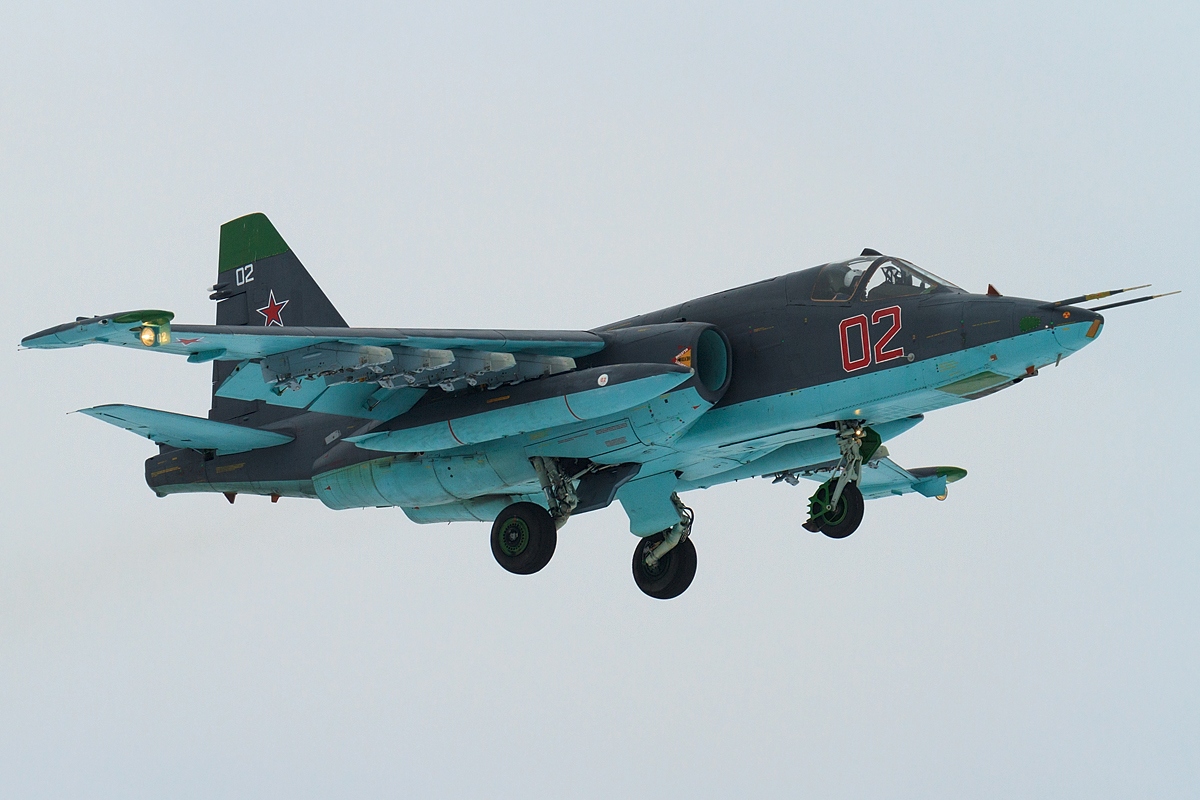 nga noi may bay su-25 trung ten lua stinger van an toan tro ve can cu hinh anh 1