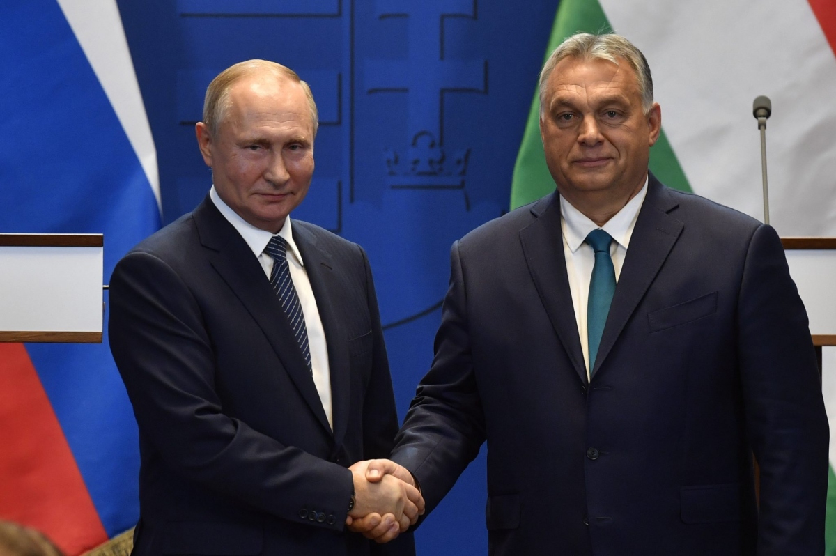 Mối quan hệ thân thiện giữa Thủ tướng Orban và Tổng thống Putin có thể khiến Hungary bị cô lập hơn trong EU (hungarytoday.hu).