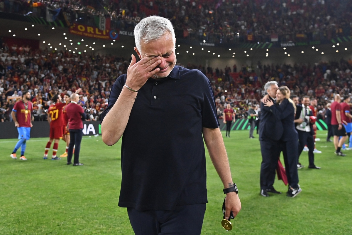 Jose Mourinho bật khóc sau khi cùng AS Roma đăng quang.