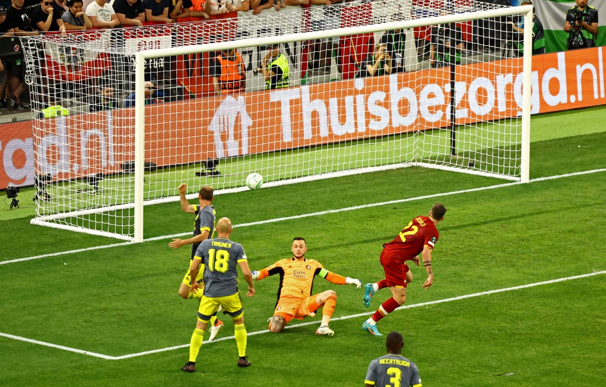 Nicolo Zaniolo dứt điểm tinh tế trong pha đối mặt thủ môn để ghi bàn ở phút 32.