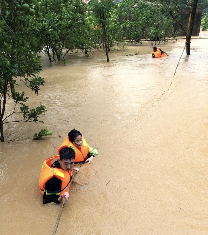 Lực lượng chức năng giải cứu nhiều người bị mắc kẹt do mưa lũ tại thị trấn Đồng Mỏ, huyện Chi Lăng, tỉnh Lạng Sơn (Nguồn: ảnh Báo Lạng Sơn)