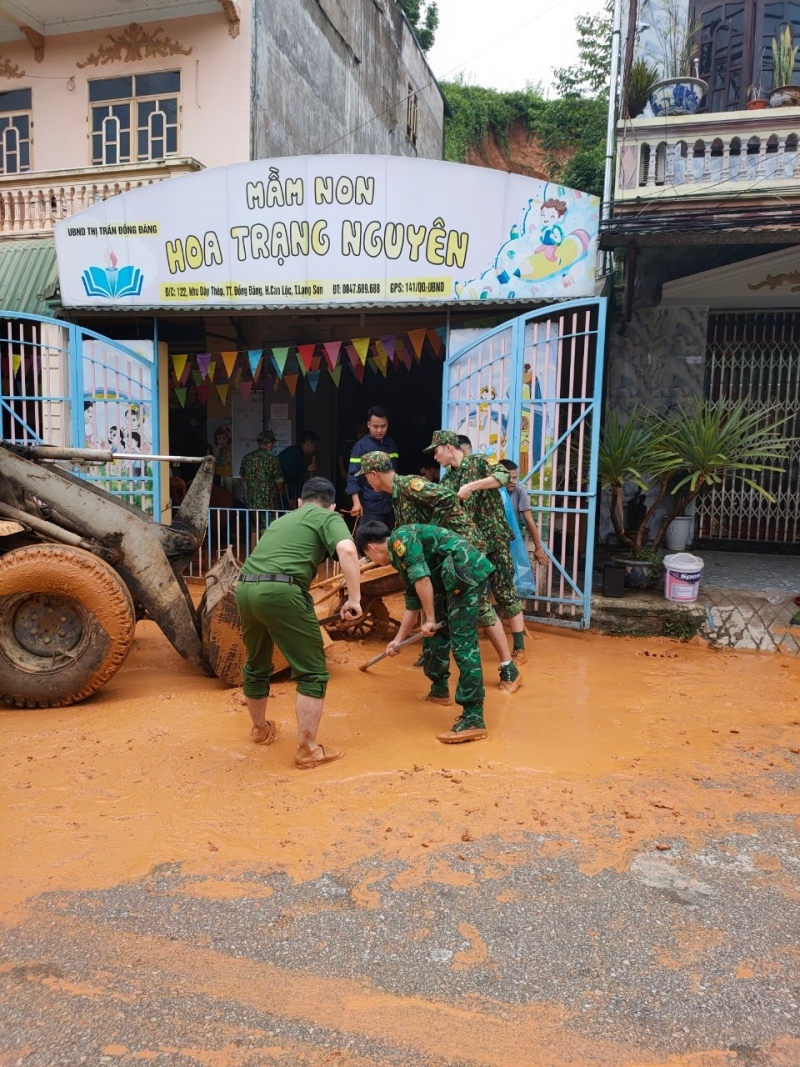 giai cuu nhieu nguoi bi mac ket do mua lu o lang son hinh anh 3