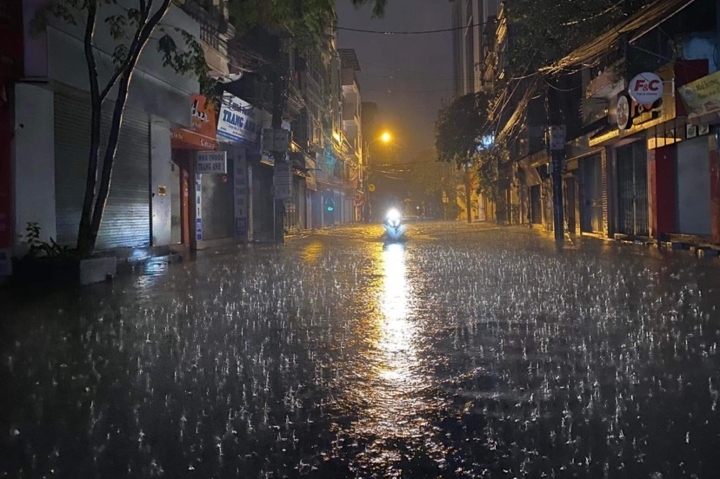 Rạng sáng 31/5, mưa đã ngớt nhưng nước vẫn chưa rút trên đường Hoàng Văn Thái. (Ảnh: Giang Trần)