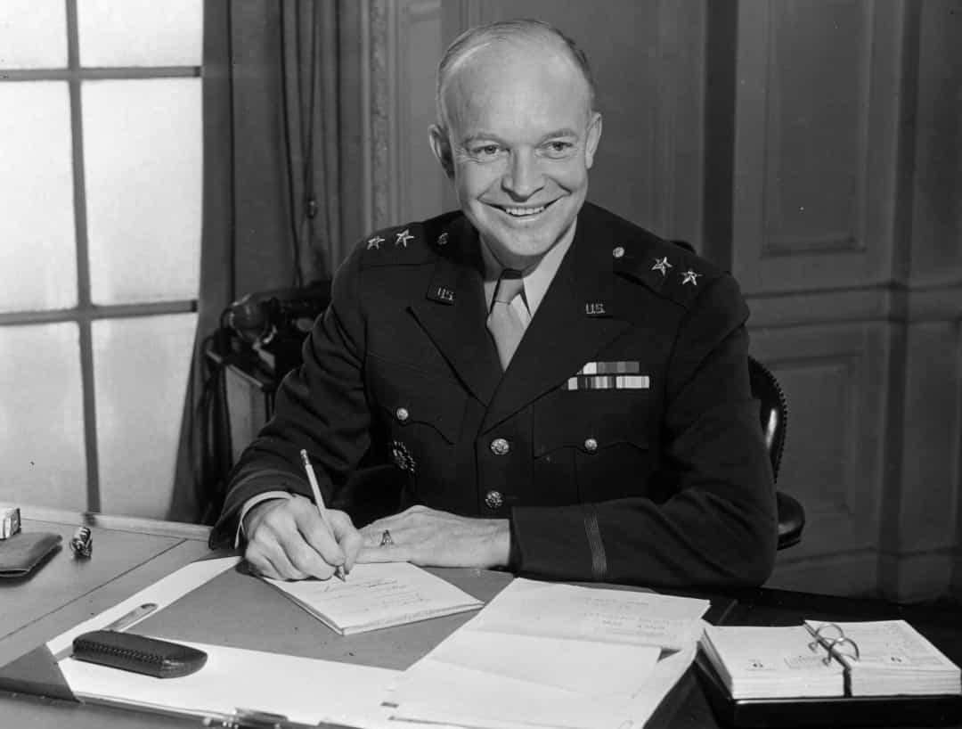 Tháng 12/1950, NATO bổ nhiệm Tướng Dwight D. Eisenhower làm tư lệnh đồng minh tối cao châu Âu (SACEUR) đầu tiên của liên minh. SACEUR chịu trách nhiệm trước cơ quan quân sự cao nhất của NATO - Ủy ban Quân sự. SACEUR hiện tại là Tướng Không quân Mỹ Tod D. Wolters.