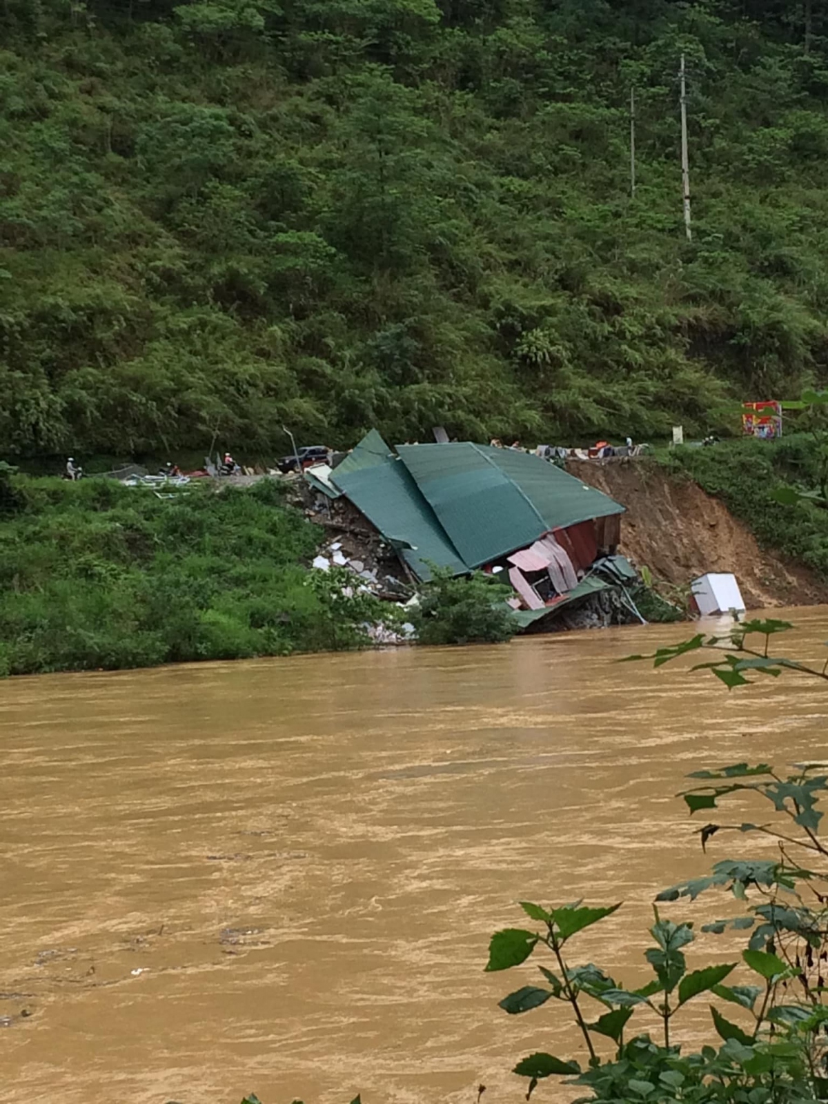 Một ngôi nhà nằm sát sông Gâm thuộc huyện Bảo Lâm bị sạt lở (Ảnh: Nguyễn Hưng)