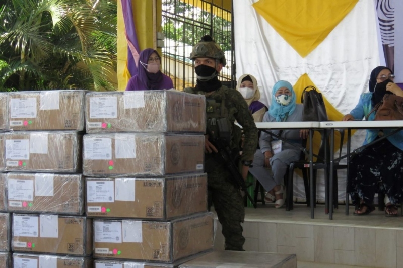 Nhân viên an ninh bảo vệ điểm bỏ phiếu trên đảo Mindanao. Nguồn: AFP