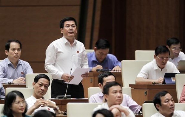 Minister of Industry and Trade Nguyen Hong Dien explaining deputies’ ideas on canceling plans for a nuclear power construction site in Ninh Thuan (Photo: VNA)