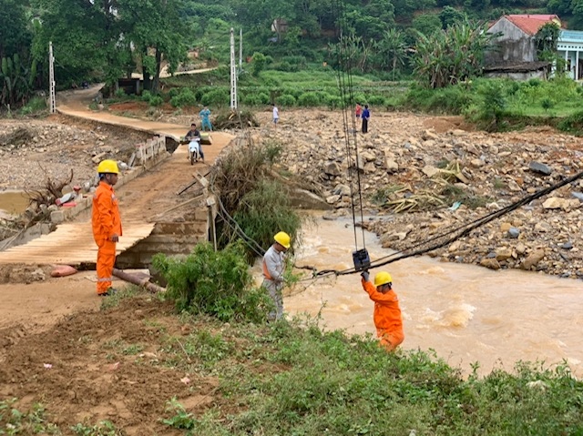 Nỗ lực khắc phục sự cố lưới điện do mưa giông, lũ lụt tại các tỉnh miền núi phía Bắc.