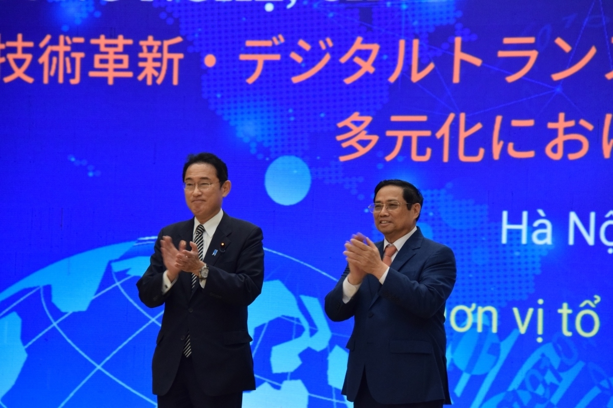 PM Pham Minh Chinh (R) and Fumios Kishida attend a Vietnam - Japan cooperation workshop in Hanoi.