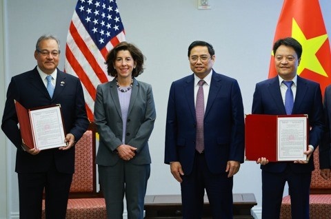 vietnamese, us firm get investment registration certificate for lng terminal project picture 1 vietnamese, us firm get investment registration certificate for lng terminal project picture 1