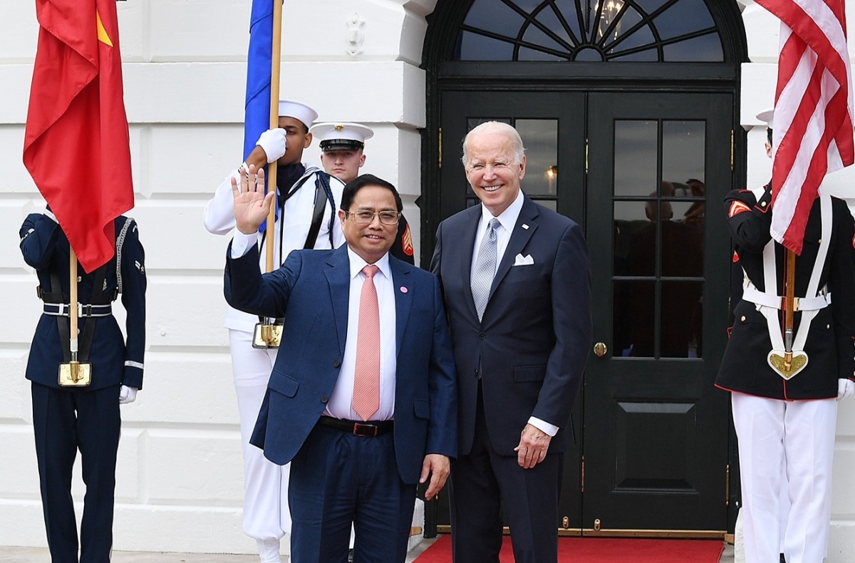 During their meeting in Washington D.C. on the evening of May 12, President Biden (R) and PM Chinh exchange views on  bilateral ties, as well as regional and international issues of shared concern. As part of this occasion, PM Chinh respectfully conveys the invitations of Party General Secretary Nguyen Phu Trong and State President Nguyen Xuan Phuc for President Biden to visit Vietnam in the near future.