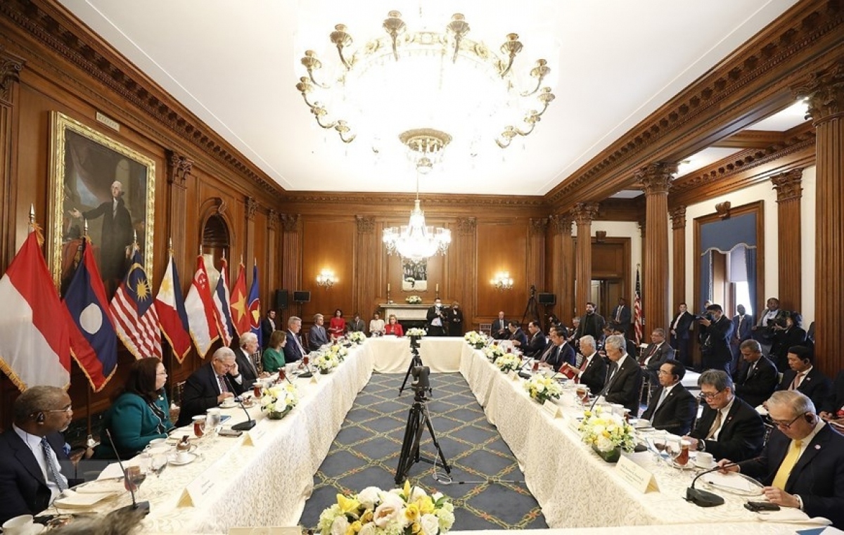 The Vietnamese Government chief and leaders of other ASEAN member states hold a working lunch with US lawmakers in Washington D.C. on May 12. As part of this occasion, the Vietnamese leader proposes the building of regular contacts through meetings between the ASEAN Inter-Parliamentary Assembly (AIPA) and the US Congress in a bid to reinforce trust and maintain sincere dialogue across multiple fields of co-operation.