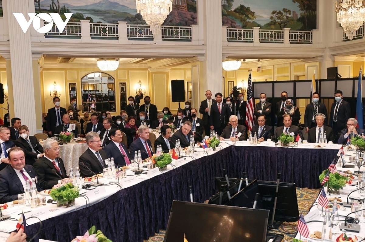 PM Chinh meets with the US business community in Washingon D.C. on May 12. The meeting is held by the US-ASEAN Business Council and the US Chamber of Commerce, during which he affirms that Vietnam always considers the US to be a leading partner.