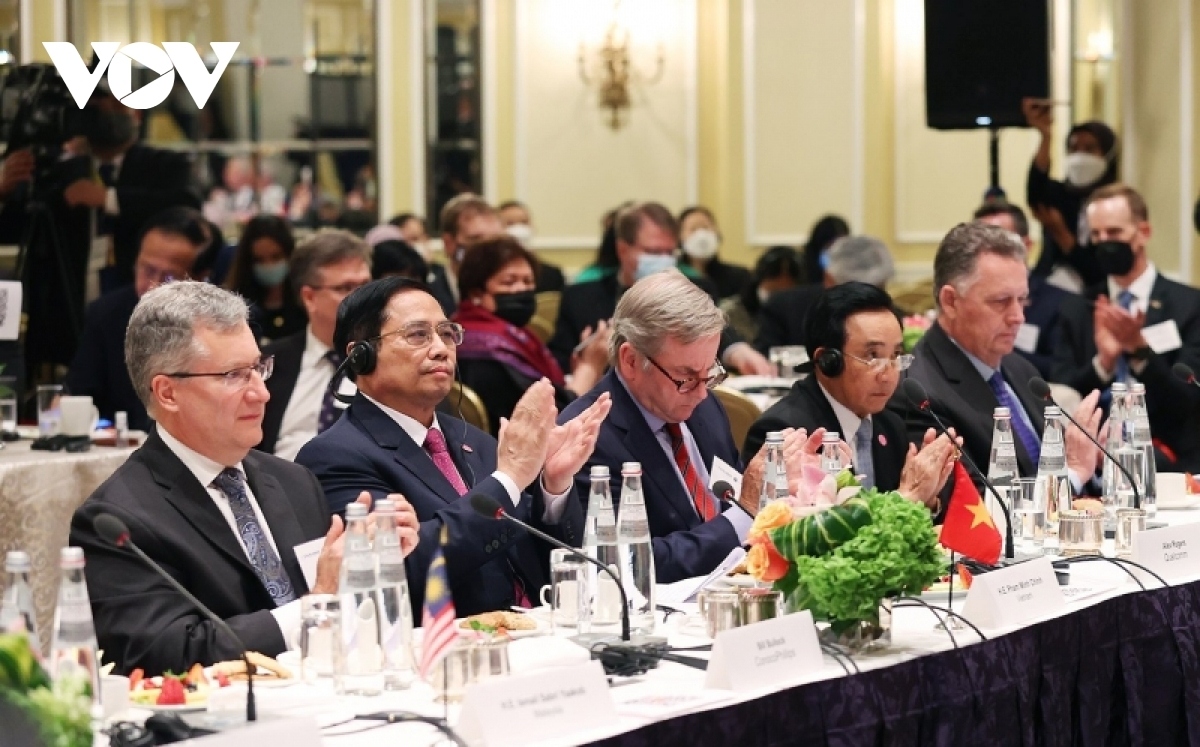 During the meeting, the Vietnamese cabinet leader answers questions of US businesses about issues relating to digital transformation, pandemic prevention, and the implementation of COP26 commitments. Chinh proposes that the US support the country in building mechanisms, science technology, finance, and human resources training.