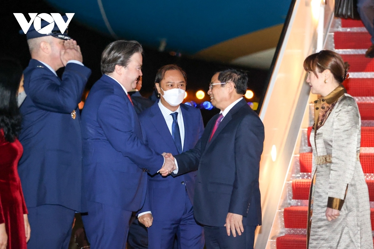 US Ambassador to Vietnam Marc Knapper and Vietnamese Ambassador to the US Nguyen Quoc Dung welcome PM Pham Minh Chinh at Andrews Air Force Base on the outskirts of Washington DC.