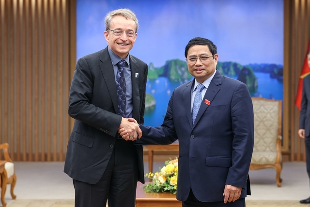 PM Pham Minh Chinh (R) welcomes Intel CEO Patrick Gelsinger in Hanoi on May 27. (Photo: VGP).