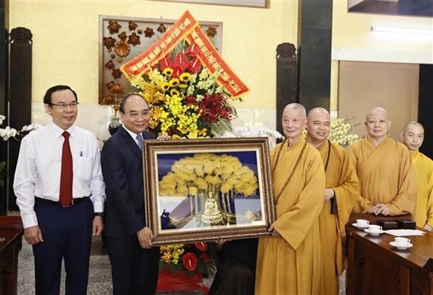 President Nguyen Xuan Phuc visits Hue Nghiem pagoda