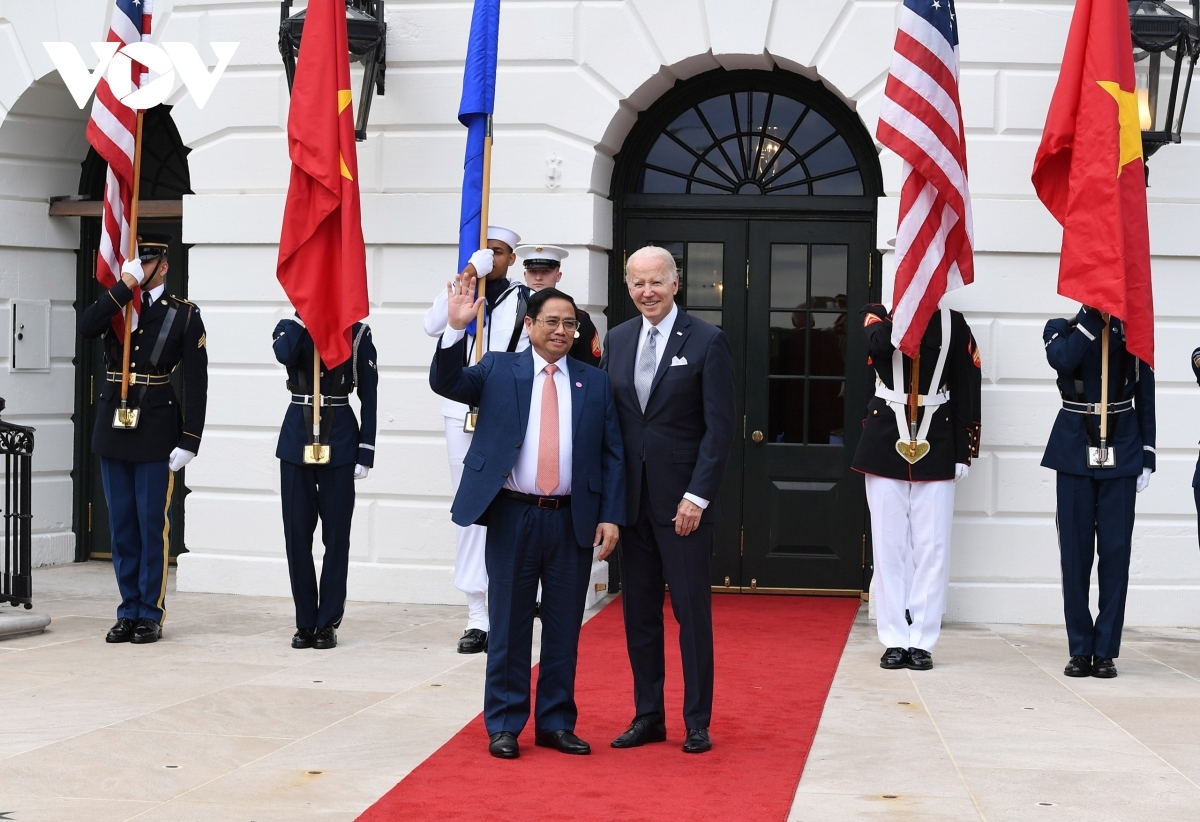 President Joe Biden (R) welcomes PM Pham Minh Chinh to the US for the ASEAN-US special summit.