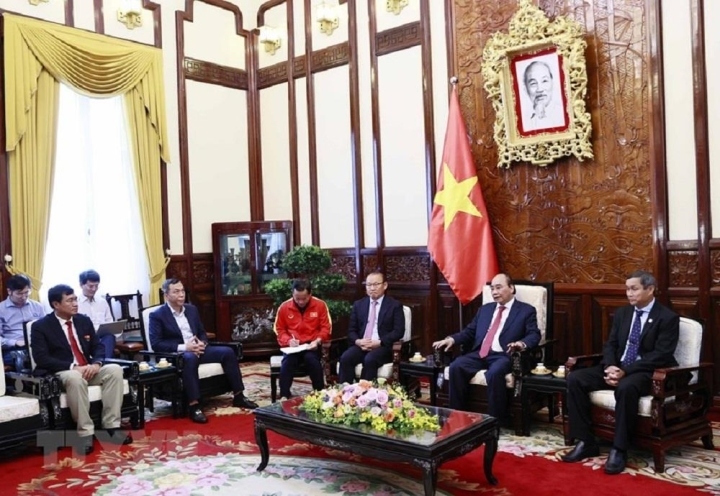 President Nguyen Xuan Phuc (second from right) receives coach Park Hang-seo and coach Mai Duc Chung in Hanoi. (Photo: VNA)