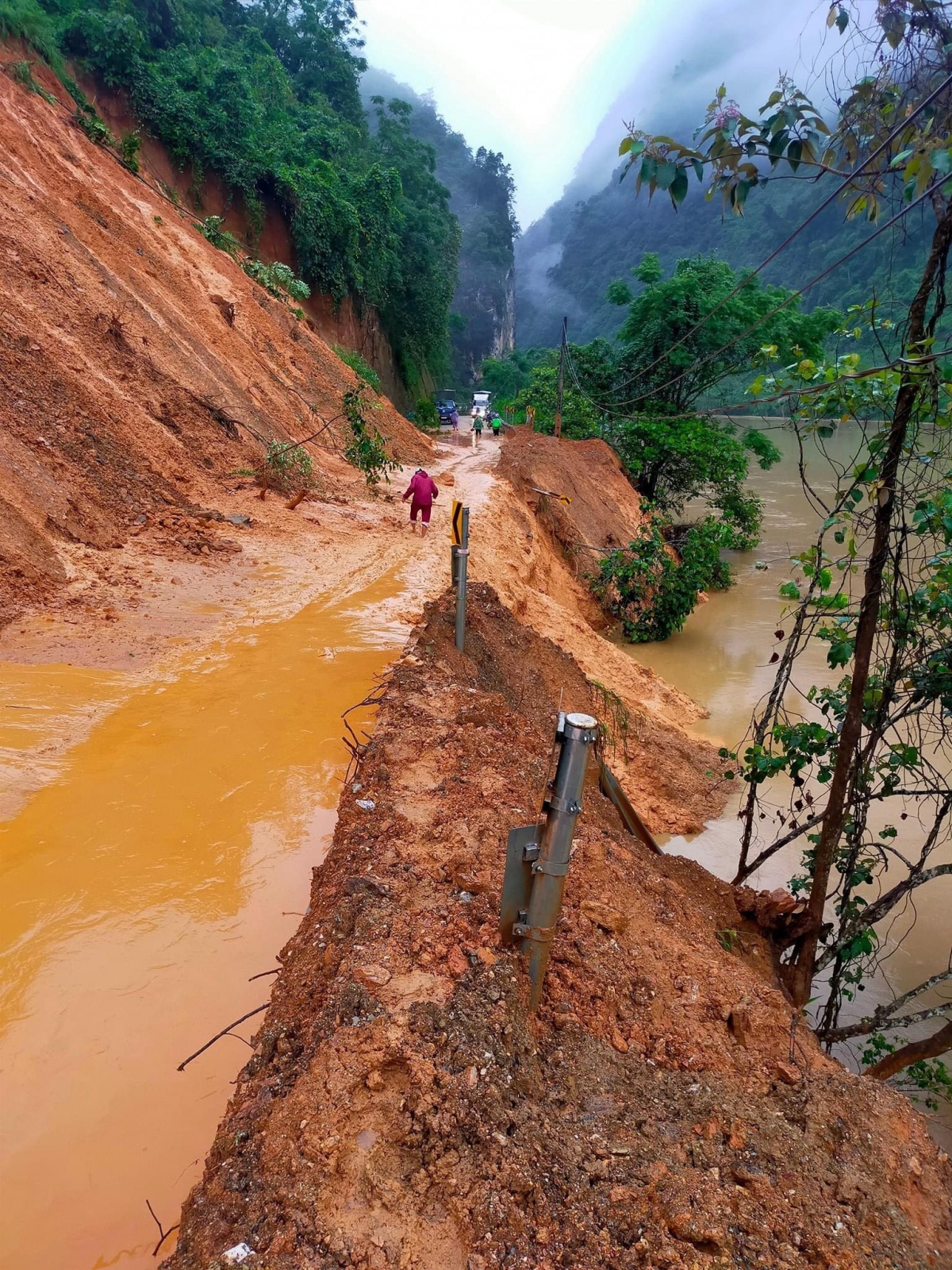 Quốc lộ 34 qua huyện Bảo Lâm bị sạt lở, ảnh hưởng nghiêm trọng đến việc đi lại của người dân (Ảnh: Nguyễn Hưng)