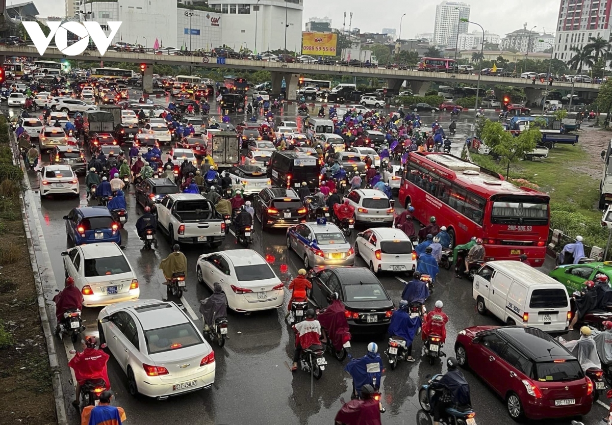 torrential rain causes traffic chaos in hanoi picture 1