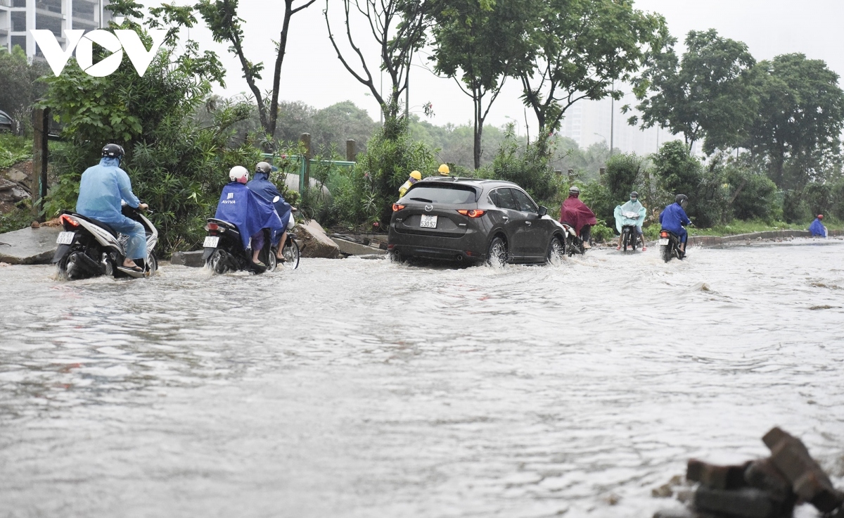 torrential rain causes traffic chaos in hanoi picture 11