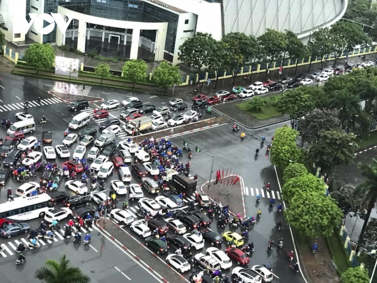 torrential rain causes traffic chaos in hanoi picture 4